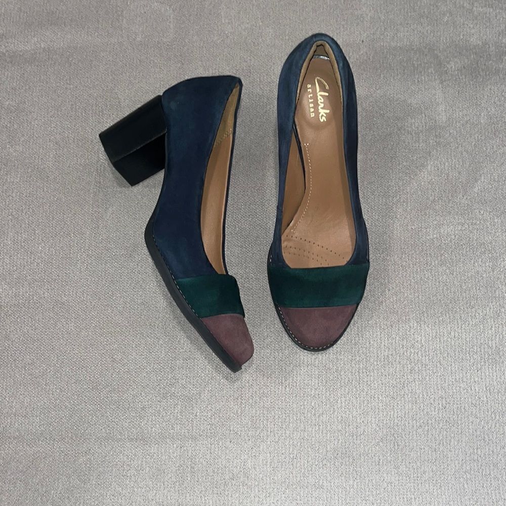 Clarks suede leather two toned round toe 2.5” pumps